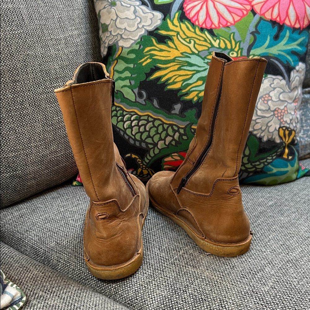 Stylish Tan Leather Women's Winter Boots - Picture 6 of 10